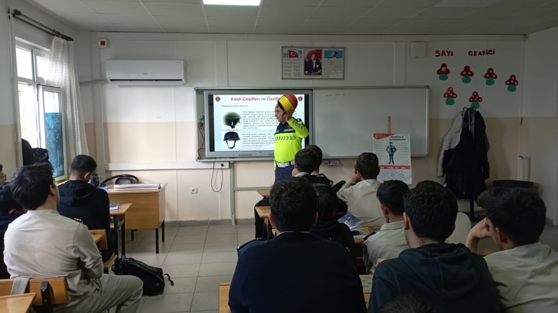 İl Jandarma Komutanlığı Tarafından Okulumuzda Trafik Eğitimi Gerçekleştirildi